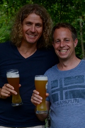 Turnierorganisator Thomas Hertkorn mit Abteilungsleiter Oliver Stumpp mit alkoholfreiem Iso-Drink