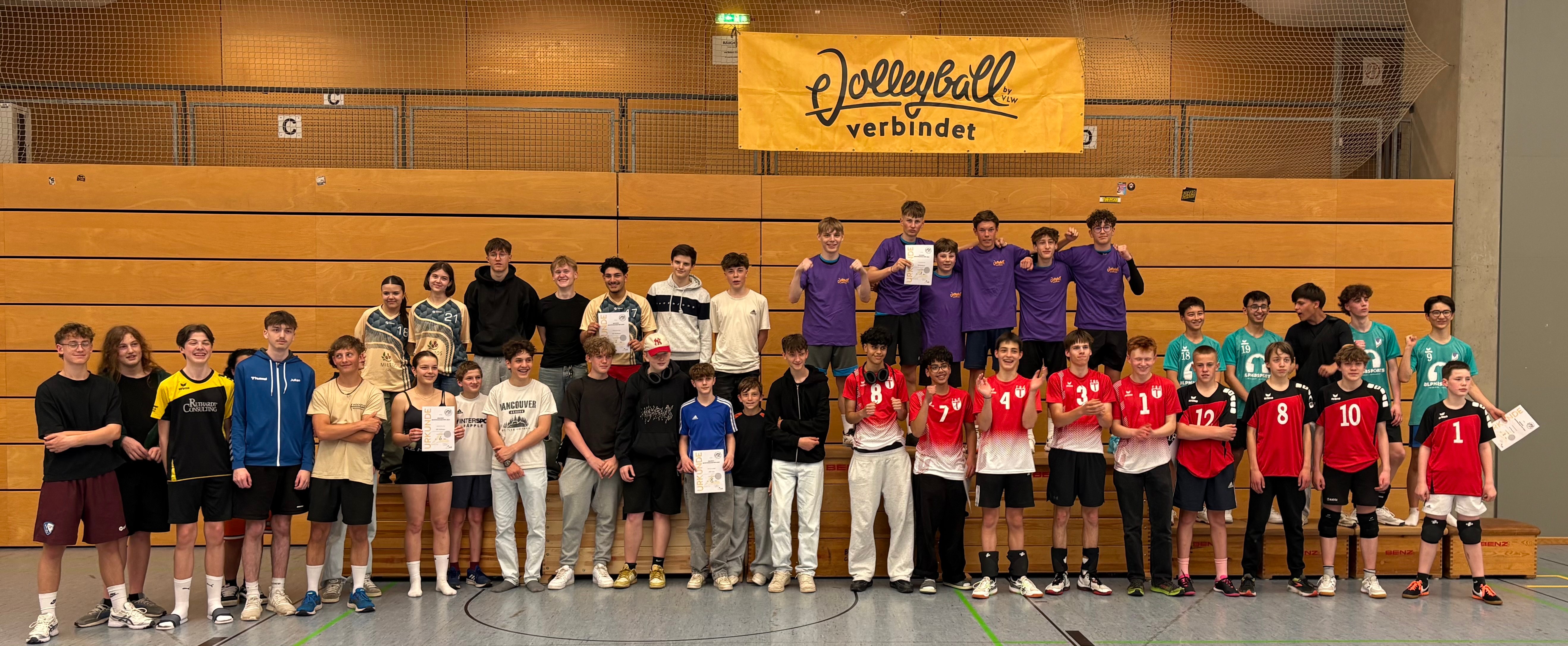 in den lilafarbenen Siegershirts, v.l.: Lukas Glock, Simon Jurk, Samuel Jurk, Yannis Estermann, Keanu Rickert, Erik Dölker